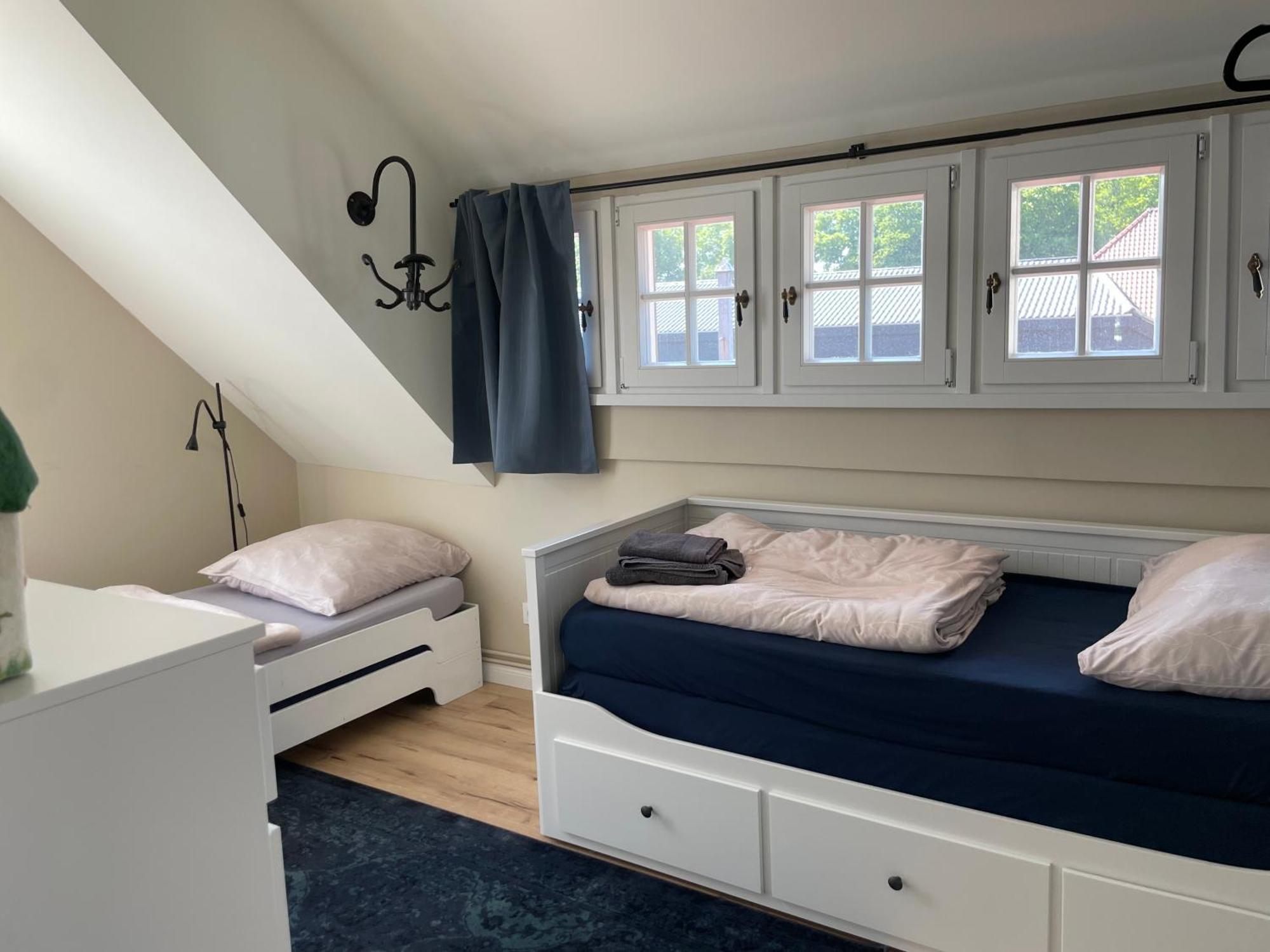 Luxus Lindenhof Apartments -Ferienwohnungen In Friesland An Der Nordsee Am Naturschutzgebiet Urwald Neuenburg  Pokoj fotografie