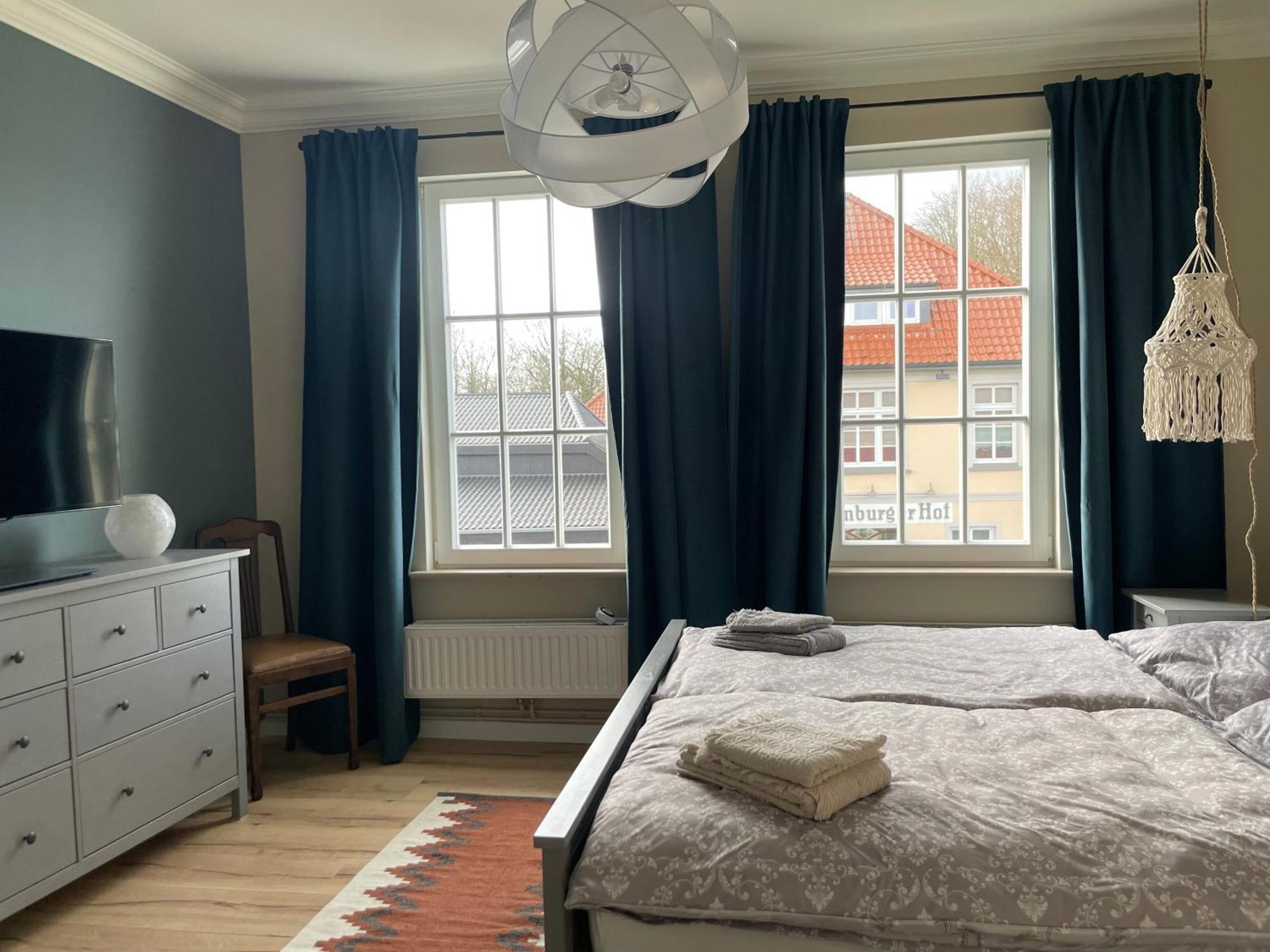 Luxus Lindenhof Apartments -Ferienwohnungen In Friesland An Der Nordsee Am Naturschutzgebiet Urwald Neuenburg  Pokoj fotografie